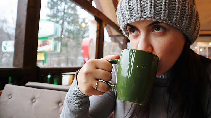 포토 JPG 해외이미지 백인 라이프스타일 손 여자 행복 얼굴 커피 음료 음식 겨울 창문 탁자 아침 휴식 실내 따뜻함 한명 사람 성인 내부 컵 빨간색 뷰티 식당 카페 머그컵 잡기 뜨거움 차 달콤 맛 아침식사 입술 아로마 향 카푸치노 코코아 라떼 맛있는 해외포토 주간 서양인 1 식기 계절 감정 컬러 가구 컨셉 모션 생활 신체부위 상점 식사 파일형식 이미지허브