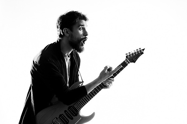 포토 JPG 해외이미지 남자 연주 흑백 한명 상반신 성인 옆모습 선글라스 외침 기타 가리킴 매기 기타리스트 로큰롤 락스타 성인남자한명만 해외포토 1 안경 음악 뷰포인트 모션 현악기 촬영기법 사람 손짓 소리 연주자 남자한명만 성인남자만 파일형식 이미지허브