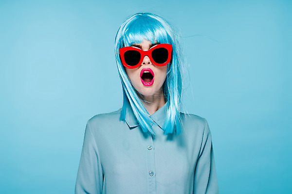포토 JPG 해외이미지 여자 하늘색 입벌림 한명 상반신 성인 앞모습 선글라스 가발 성인여자한명만 힙스터 해외포토 1 패션 안경 뷰포인트 표정 사람 파란색 여자한명만 성인여자만 파일형식 이미지허브