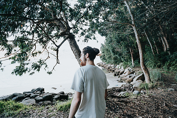 포토 JPG 해외이미지 주간 나무 남자 바다 여행 휴식 한명 서기 상반신 성인 야외 뒷모습 숲속 혼자 성인남자한명만 해외포토 자연요소 식물 1 뷰포인트 컨셉 모션 사람 숲 남자한명만 성인남자만 파일형식 이미지허브