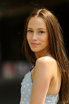 포토 JPG 해외이미지 모델 긴머리 행복 얼굴 백그라운드 목걸이 거리 갈색머리 한명 미소 야외 세로 여름 뷰티 도시 소프트포커스 피부 어깨 무료 성인여자만 해외포토 1 헤어스타일 계절 감정 장신구 촬영기법 표정 사람 신체부위 여자만 성인만 파일형식 이미지허브