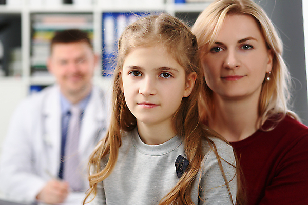 포토 JPG 해외이미지 직업 여자 딸 어린이 유니폼 신체 가족 엄마 노동자 생물 건강 병원 미소 사람 두명 치료 금발 사무실 약 침묵 장비 환자 의사 공구 긴급 결과 캐비닛 고객 묘사 약속 걸음마 인턴 조언 헬프 필요 해외포토 헤어스타일 옷 컨셉 비즈니스 의학 관계 모션 표정 소리 의료진 도구 도움 사물함 파일형식 이미지허브