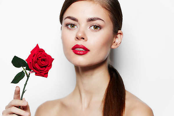 포토 JPG 해외이미지 백인 여자 포즈 한명 들기 상반신 성인 앞모습 화장 뷰티 장미 성인여자한명만 해외포토 서양인 1 꽃 뷰포인트 모션 사람 여자한명만 성인여자만 파일형식 이미지허브