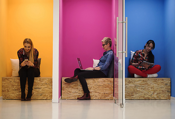 포토 JPG 해외이미지 전신 여자 벽 들기 앉기 성인 세명 노트북 스마트폰 태블릿 사무실 타이핑 업무 비즈니스우먼 성인여자만 해외포토 비즈니스 모션 사람 전자제품 핸드폰 스마트기기 작업 직장인 여자만 성인만 파일형식 이미지허브