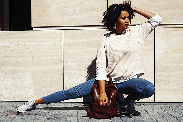 포토 JPG 해외이미지 모델 1 학생 라이프스타일 여자 행복 여행 백그라운드 배낭 모바일 휴가 거리 한명 사람 성인 야외 스마트폰 선글라스 뷰티 유행 검은색 표현 도시 스마트 긍정 타운 스타일 힙스터 해외포토 패션 감정 안경 컬러 컨셉 가방 생활 핸드폰 스마트기기 파일형식 이미지허브