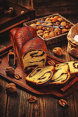 포토 JPG 해외이미지 빵 조각 집게 사람없음 갈색 케이크 호두 나무쟁반 코코아가루 파운드케이크 해외포토 음식 컬러 디저트 쟁반 목재 견과류 가루 파일형식 이미지허브