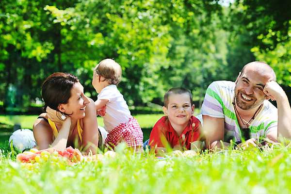 포토 JPG 해외이미지 주간 전신 백인 라이프스타일 공원 여자 남자 딸 행복 아들 어린이 엎드리기 엄마 함께함 미소 소년 잔디 여러명 성인 야외 앞모습 옆모습 소풍 아기 아빠 해외포토 자연요소 서양인 식물 공공시설 감정 뷰포인트 다수 컨셉 가족 모션 표정 사람 생활 야외활동 파일형식 이미지허브