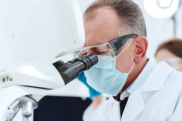 포토 JPG 해외이미지 백인 직업 응시 과학 컨셉 유리 현미경 실험 가면 사람 성인 두명 약 건강관리 장비 시험 의사 코트 흰색 작업 기술자 실험실 닫기 보호 결과 생명공학 과학자 분석 시험관 생물학 미생물 발견 해외포토 서양인 시선 교육 컬러 의학 모션 재질 생물 건강 실험기구 관리 외투 의료진 학자 파일형식 이미지허브