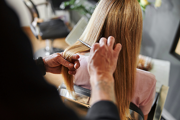 포토 JPG 해외이미지 백인 손 여자 실내 한명 상반신 성인 뒷모습 신체부위 잡기 미용실 머리손질 성인여자한명만 해외포토 서양인 1 뷰포인트 모션 사람 내부 뷰티 뷰티샵 여자한명만 성인여자만 파일형식 이미지허브