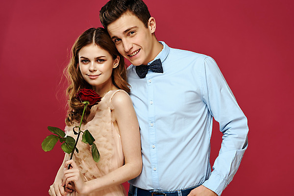 포토 JPG 해외이미지 백인 커플 여자 남자 포옹 들기 상반신 성인 두명 장미 낭만 우아함 성인만 해외포토 서양인 꽃 컨셉 관계 안기 모션 사람 파일형식 이미지허브