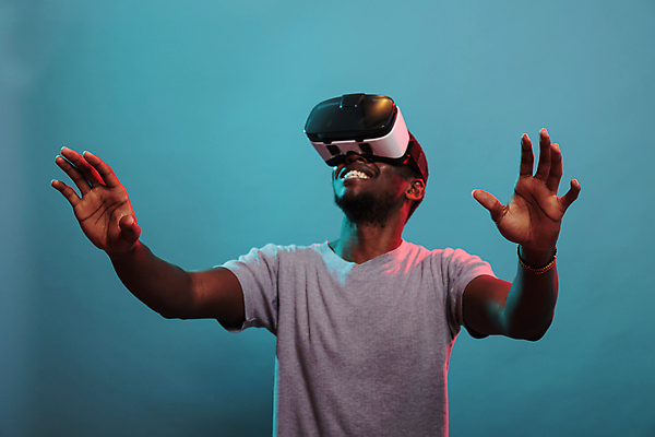 포토 JPG 해외이미지 남자 한명 손짓 상반신 성인 앞모습 손들기 스마트 하이테크 손뻗기 착용 웨어러블 가상현실 성인남자한명만 오큘러스 VR기기 해외포토 1 뷰포인트 컨셉 모션 기술 사람 기계 남자한명만 성인남자만 파일형식 이미지허브