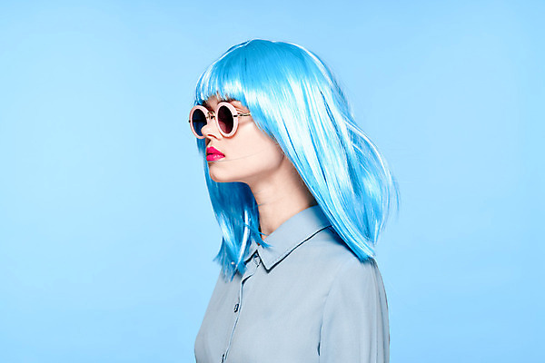 포토 JPG 해외이미지 여자 하늘색 한명 상반신 성인 옆모습 선글라스 가발 성인여자한명만 힙스터 해외포토 1 패션 안경 뷰포인트 사람 파란색 여자한명만 성인여자만 파일형식 이미지허브