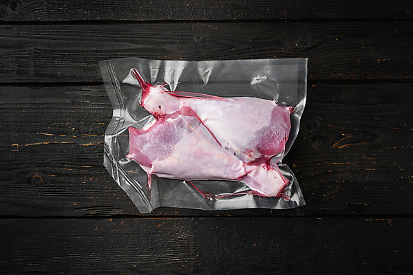 포토 JPG 해외이미지 실내 사람없음 하이앵글 닭고기 신선 날것 닭다리 나무배경 진공포장 해외포토 뷰포인트 백그라운드 포장 육류 내부 진공 파일형식 이미지허브