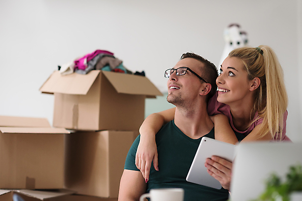 포토 JPG 해외이미지 부부 응시 여자 남자 행복 화초 안기 사랑 들기 상반신 성인 두명 앞모습 컵 노트북 상자 태블릿 책상 이삿짐 성인만 해외포토 식물 식기 커플 시선 감정 뷰포인트 가구 모션 사람 전자제품 스마트기기 이사 파일형식 이미지허브