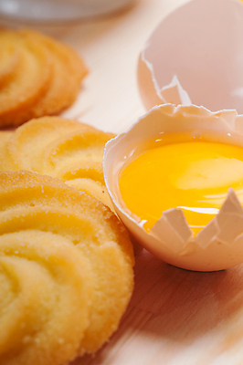 포토 JPG 해외이미지 사람없음 쿠키 계란 준비 제빵 나무배경 해외포토 백그라운드 디저트 제과제빵 알 파일형식 이미지허브