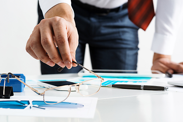 포토 JPG 해외이미지 손 남자 안경 비즈니스 실내 한명 들기 성인 앞모습 신체부위 하반신 비즈니스맨 성인남자한명만 해외포토 1 잡화 뷰포인트 모션 사람 내부 직장인 남자한명만 성인남자만 파일형식 이미지허브