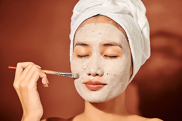 포토 JPG 해외이미지 여자 실내 두건 한명 들기 동양인 상반신 성인 앞모습 수건 뷰티 눈감음 붓 피부관리 바르기 팩 머드팩 성인여자한명만 갈색배경 해외포토 1 뷰포인트 백그라운드 모션 사람 인종 내부 위생용품 갈색 화장품 여자한명만 성인여자만 파일형식 이미지허브