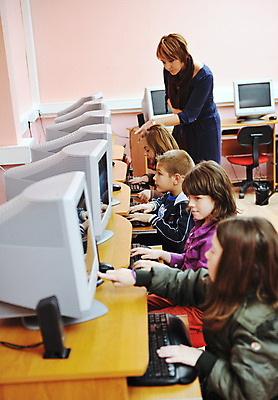 포토 JPG 해외이미지 여자 교육 남자 행복 어린이 의자 교실 학교 수업 함께함 사람 앉기 소년 여러명 성인 친구 학습 스터디 컴퓨터 교사 가르침 그룹 책상 해외포토 직업 감정 가구 다수 컨셉 관계 모션 전자제품 파일형식 이미지허브