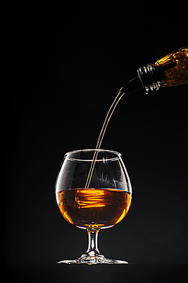 포토 JPG 해외이미지 검은배경 잔 실내 사람없음 붓기 위스키 해외포토 식기 백그라운드 모션 주류 내부 검은색 파일형식 이미지허브