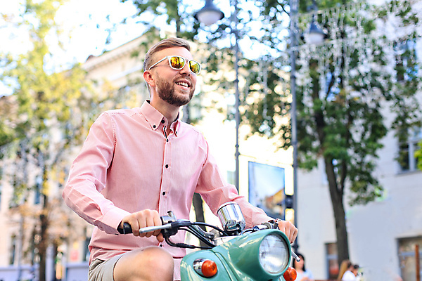 포토 JPG 해외이미지 나무 남자 로우앵글 가로등 거리 한명 상반신 성인 야외 건물 선글라스 스쿠터 성인남자한명만 해외포토 식물 1 건축물 공공시설 안경 뷰포인트 사람 오토바이 남자한명만 성인남자만 파일형식 이미지허브