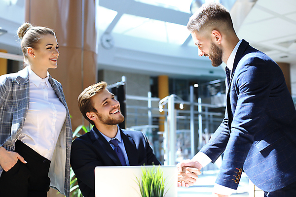 포토 JPG 해외이미지 여자 남자 회사 비즈니스 악수 웃음 사람 상반신 옆모습 세명 사무실 비즈니스맨 비즈니스우먼 성인만 해외포토 뷰포인트 표정 손짓 직장인 파일형식 이미지허브