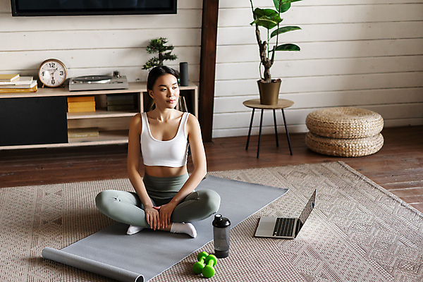 포토 JPG 해외이미지 전신 라이프스타일 응시 여자 실내 한명 앉기 동양인 성인 앞모습 노트북 운동복 운동 아령 매트 텀블러 성인여자한명만 홈트레이닝 해외포토 1 시선 옷 뷰포인트 모션 건강 사람 인종 내부 생활 컵 전자제품 여자한명만 성인여자만 파일형식 이미지허브