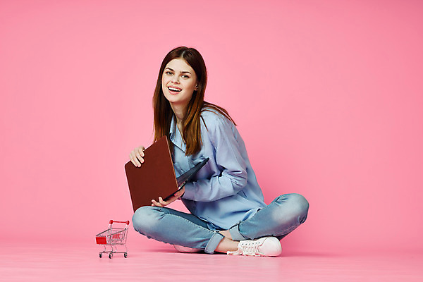 포토 JPG 해외이미지 커플 여자 행복 분홍색 백그라운드 컨셉 인터넷 비즈니스 바닥 주택 한명 사람 앉기 노트북 쇼핑 컴퓨터 사무실 우주 상점 공책 웹 방 흰색 잡기 신용카드 구매 정상 무선전화기 결제 온라인 전자상거래 해외포토 1 감정 컬러 관계 모션 문구용품 건물 금융 전자제품 전화기 파일형식 이미지허브