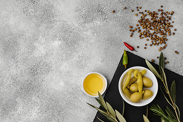 포토 JPG 해외이미지 식재료 고추 회색배경 실내 사람없음 올리브오일 향신료 올리브 올리브잎 카피스페이스 해외포토 열매 백그라운드 잎 채소 내부 공백 회색 기름_음식 향미료 파일형식 이미지허브
