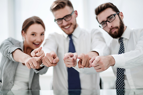 포토 JPG 해외이미지 서양인 여자 남자 협력 미소 정장 상반신 성인 세명 가리킴 비즈니스맨 비즈니스우먼 동료 성인만 해외포토 외국인 옷 비즈니스 관계 표정 사람 손짓 직장인 파일형식 이미지허브