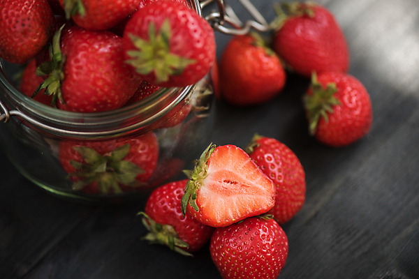 포토 JPG 해외이미지 탁자 딸기 잔 근접촬영 사람없음 빨간색 신선 해외포토 식기 뷰포인트 컬러 가구 과일 파일형식 이미지허브