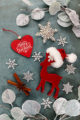 포토 JPG 해외이미지 크리스마스장식 크리스마스 겨울 산타모자 눈꽃 실내 사람없음 하이앵글 루돌프 하트 눈송이 오브젝트 파란배경 눈꽃무늬 사슴모양 유칼립투스 해외포토 모양 식물 모자_잡화 계절 기념일 뷰포인트 백그라운드 무늬 사슴 눈_날씨 내부 파란색 파일형식 이미지허브