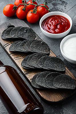 포토 JPG 해외이미지 방울토마토 회색배경 실내 사람없음 검은색 케첩 감자칩 나무도마 해외포토 컬러 백그라운드 토마토 도마 내부 목재 과자 회색 소스_음식 칩_음식 파일형식 이미지허브