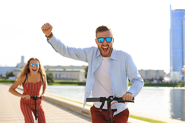 포토 JPG 해외이미지 커플 여자 남자 여행 웃음 상반신 성인 야외 두명 강 선글라스 손들기 외침 주먹 성인만 전동퀵보드 해외포토 안경 육상교통 관계 모션 표정 사람 소리 퀵보드 파일형식 이미지허브
