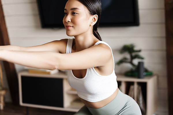 포토 JPG 해외이미지 라이프스타일 응시 여자 실내 한명 동양인 상반신 성인 옆모습 운동복 운동 손뻗기 성인여자한명만 스쿼트 홈트레이닝 해외포토 1 시선 옷 뷰포인트 모션 건강 사람 인종 내부 생활 여자한명만 성인여자만 파일형식 운동자세 이미지허브