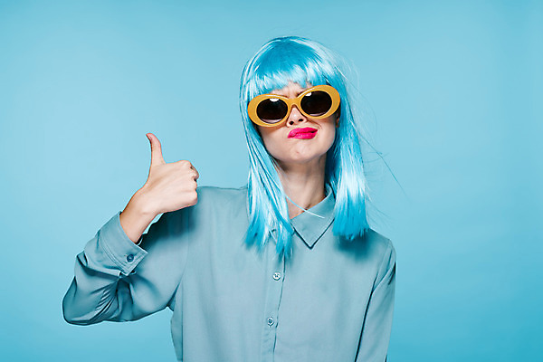 포토 JPG 해외이미지 여자 하늘색 한명 상반신 성인 앞모습 선글라스 가발 따봉 성인여자한명만 힙스터 해외포토 1 패션 안경 뷰포인트 사람 파란색 최고 여자한명만 성인여자만 파일형식 이미지허브