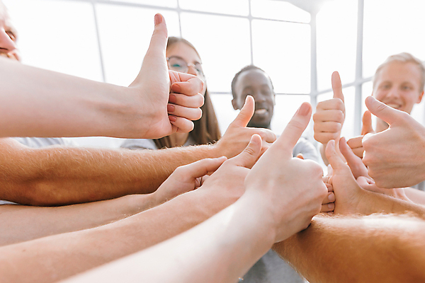 포토 JPG 해외이미지 직업 학생 라이프스타일 손 교육 남자 행복 컨셉 비즈니스 손가락 성공 아이디어 함께함 미소 사람 손짓 여러명 친구 사무실 검은색 축구 우정 엄지손가락 자신감 그룹 동료 사인 긍정 다인종 보여주기 청사진 다민족 세미나 승인 해외포토 감정 컬러 다수 관계 모션 표정 인종 생활 신체부위 구기 파일형식 이미지허브
