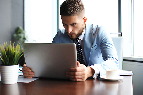 포토 JPG 해외이미지 백인 직업 남자 행복 생각 비즈니스 사업가 아이디어 직장 한명 사람 앉기 성인 노트북 컴퓨터 사무실 흰색 업무 작업 비즈니스맨 자신감 계획 건축가 종업원 집중 분석 명상 경영자 투자 바쁨 해결 경영 심각 염원 지능 효율 해외포토 서양인 1 감정 컬러 컨셉 회사 모션 전자제품 직장인 리더 파일형식 이미지허브