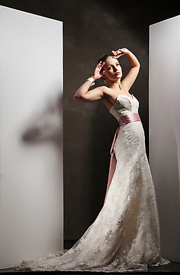 포토 JPG 해외이미지 백인 모델 드레스 여자 행복 웨딩드레스 포즈 결혼 한명 성인 화려 우아함 성인여자한명만 해외포토 서양인 1 옷 감정 컨셉 사람 이벤트 여자한명만 성인여자만 파일형식 이미지허브