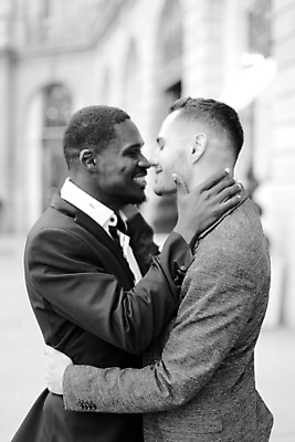 포토 JPG 해외이미지 백인 모델 라이프스타일 옷 남자 행복 유럽 포즈 백그라운드 셔츠 2 관계 포옹 성공 거리 사랑 사람 정장 성인 야외 두명 유행 검은색 회색 코트 흰색 도시 클래식 우아함 닫기 동성애자 스타일 성소수자 해외포토 서양인 감정 나라 컬러 컨셉 상의 안기 모션 생활 외투 파일형식 이미지허브