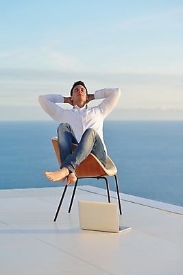 포토 JPG 해외이미지 전신 남자 의자 비즈니스 하늘 휴식 한명 앉기 성인 야외 옆모습 노트북 자유 옥상 성인남자한명만 해외포토 1 뷰포인트 가구 컨셉 모션 사람 전자제품 남자한명만 성인남자만 파일형식 이미지허브