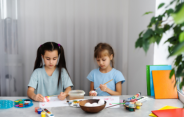 포토 JPG 해외이미지 여자 어린이 가족 놀이 실내 들기 상반신 두명 앞모습 계란 물감 붓 그리기 팔레트 소녀만 해외포토 뷰포인트 관계 모션 사람 내부 알 미술도구 여자만 어린이만 파일형식 이미지허브
