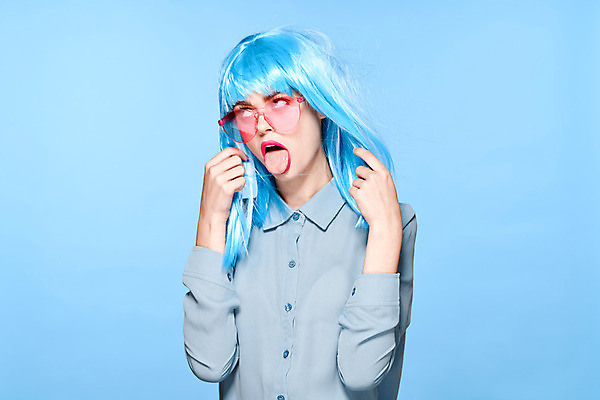 포토 JPG 해외이미지 응시 여자 하늘색 한명 상반신 성인 앞모습 선글라스 잡기 가발 메롱 성인여자한명만 힙스터 해외포토 1 시선 패션 안경 뷰포인트 모션 사람 파란색 여자한명만 성인여자만 파일형식 이미지허브