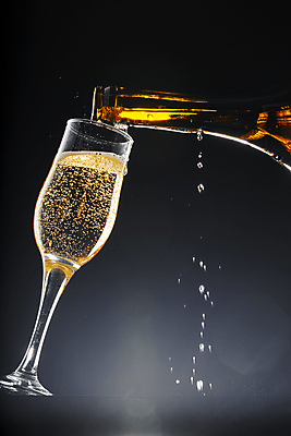 포토 JPG 해외이미지 검은배경 실내 사람없음 붓기 샴페인 샴페인잔 샴페인병 해외포토 백그라운드 술잔 모션 술병 주류 내부 검은색 파일형식 이미지허브