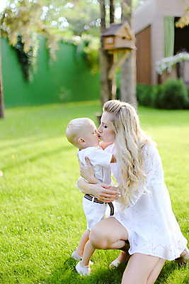 포토 JPG 해외이미지 백인 계절 여자 딸 행복 유럽 아들 어린이 엄마 휴가 사람 야외 두명 초록색 금발 쌓기 걷기 침묵 임산부 아기 해외포토 서양인 헤어스타일 감정 나라 컬러 가족 모션 소리 임신 파일형식 이미지허브