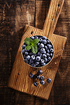 포토 JPG 해외이미지 실내 사람없음 하이앵글 신선 달콤 민트 담기 블루베리 나무그릇 나무도마 나무배경 해외포토 그릇 뷰포인트 백그라운드 과일 모션 도마 내부 목재 맛 허브 파일형식 이미지허브