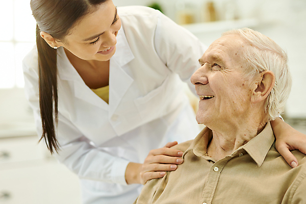 포토 JPG 해외이미지 직업 라이프스타일 할아버지 유니폼 친절 아파트 주택 실내 건강 미소 사람 내부 두명 의사 실험복 도움 직원 긍정 방문 보험 돌봄 인원 노화 해외포토 옷 노년 남자 컨셉 모션 표정 건물 생활 의료진 가운 파일형식 이미지허브