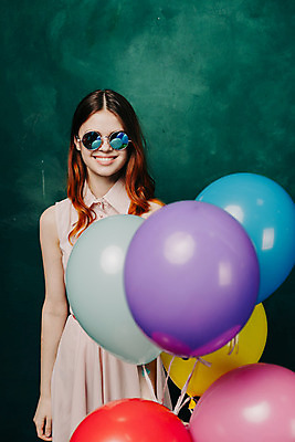 포토 JPG 해외이미지 여자 한명 상반신 성인 앞모습 선글라스 풍선 성인여자한명만 초록배경 해외포토 1 안경 뷰포인트 백그라운드 사람 초록색 여자한명만 성인여자만 파일형식 이미지허브