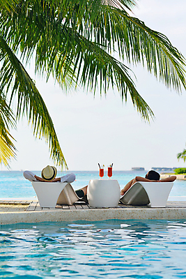 포토 JPG 해외이미지 커플 여자 남자 수영복 음료 탁자 휴식 잔 수영장 빨대 상반신 성인 두명 뒷모습 선글라스 눕기 수영 선베드 성인만 해외포토 식기 옷 안경 뷰포인트 가구 컨셉 의자 관계 모션 사람 수상스포츠 파일형식 이미지허브