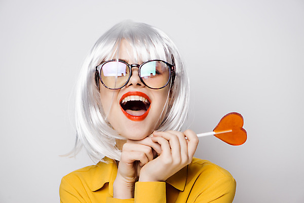 포토 JPG 해외이미지 여자 막대사탕 한명 웃음 들기 상반신 성인 앞모습 기쁨 하트 은색 가발 성인여자한명만 안경낌 힙스터 해외포토 모양 1 패션 감정 안경 뷰포인트 컬러 모션 표정 사탕 사람 여자한명만 성인여자만 파일형식 이미지허브