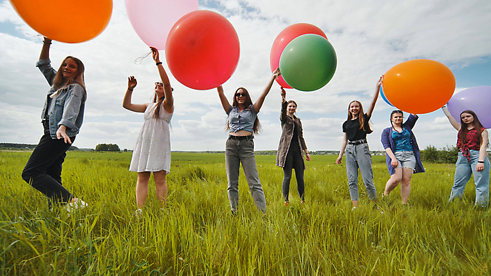 포토 JPG 해외이미지 백인 1 라이프스타일 응시 여자 행복 어린이 놀이 하늘 함께함 서기 사람 여러명 야외 가로 친구 파티 우정 기쁨 흰색 축하 그룹 떨어짐 큼 오브젝트 풍선 멀티 헬륨 유일 해외포토 서양인 시선 감정 컬러 다수 컨셉 관계 모션 이벤트 생활 원소 크기 파일형식 이미지허브